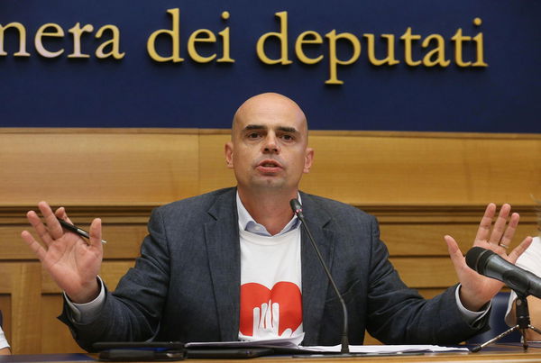 Chi è il deputato M5S che ha detto: «Metti il reddito di cittadinanza e tutti trombano come ricci»