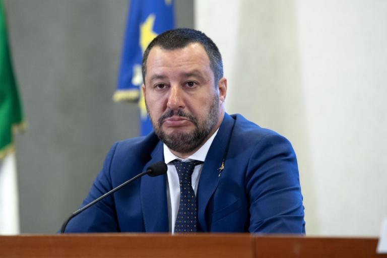 «Mai ricevuto un avviso di garanzia in vita mia», Salvini dimentica la condanna per oltraggio a pubblico ufficiale