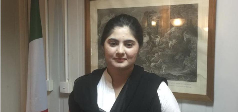 Menoona Safdar ritorna in italia la 23enne bloccata in pakistan