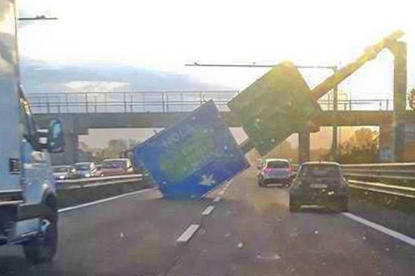 Cade un cartellone stradale, tragedia sfiorata a Nola (Napoli) | VIDEO