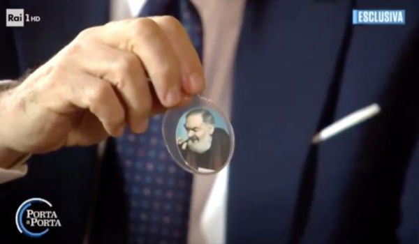 Il presidente della Cei attacca Salvini e Conte: «Esibiscono simboli religiosi per fare politica»