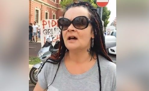 La Digos nella casa di Bari dove era stato esibito lo striscione «Salvini bimbominkia»