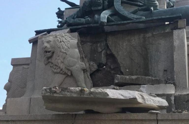 Fulmine colpisce la statua di Garibaldi sul Gianicolo e ne fa crollare un pezzo | VIDEO