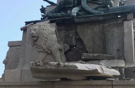 Fulmine colpisce la statua di Garibaldi sul Gianicolo e ne fa crollare un pezzo | VIDEO article-post