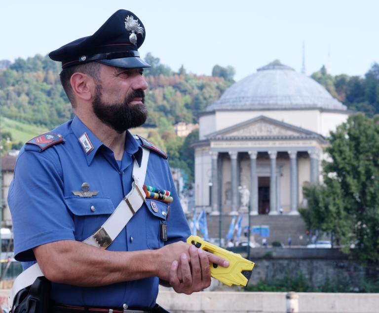 A Torino è stato registrato il primo intervento col taser da parte delle forze dell’ordine