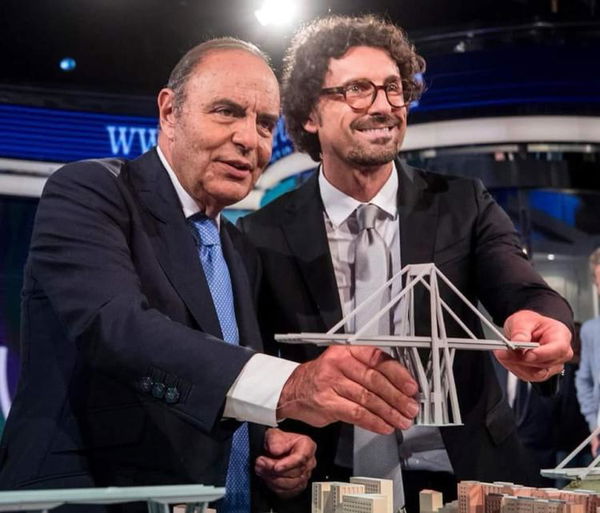 L’inopportuna foto di un sorridente Toninelli da Vespa con il plastico del ponte Morandi