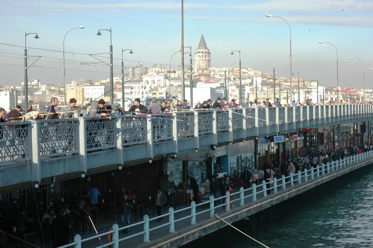 Toninelli continua: «sotto al ponte Morandi si potrà mangiare». E lo paragona a un ponte storico di Istanbul article-post