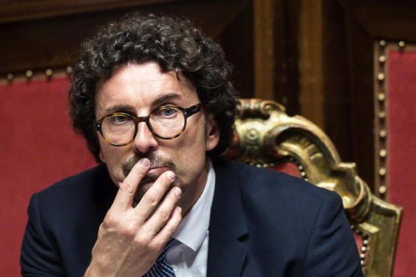 Quali «pressioni» ha subito Toninelli per non pubblicare i testi delle concessioni?