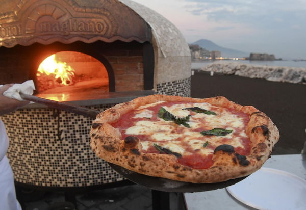 A Trastevere un uomo ha rubato una pizza dal piatto di un cliente di un ristorante