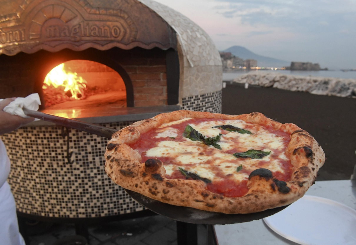 A Trastevere un uomo ha rubato una pizza dal piatto di un cliente di un ristorante article-post