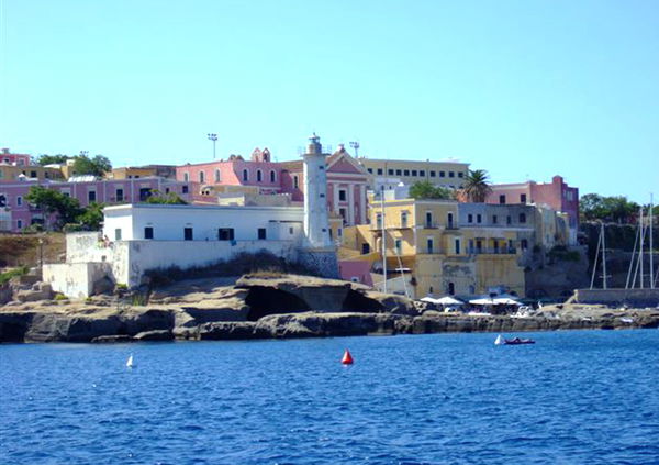 Chiude la scuola media di Ventotene per assenza di alunni, dopo aver rifiutato i migranti