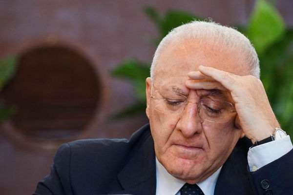 De Luca, il governatore «sceriffo» che fa multare un migrante che chiedeva l’elemosina