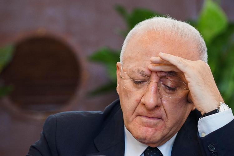 De Luca, il governatore «sceriffo» che fa multare un migrante che chiedeva l’elemosina article-post