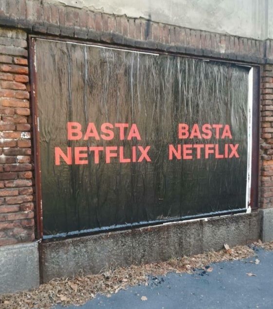 “Basta Netflix”: il mistero dei cartelloni apparsi a Milano