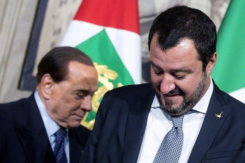 Il ‘contratto’ di programma? Salvini lo firma con Berlusconi: domenica cena e partita insieme article-post