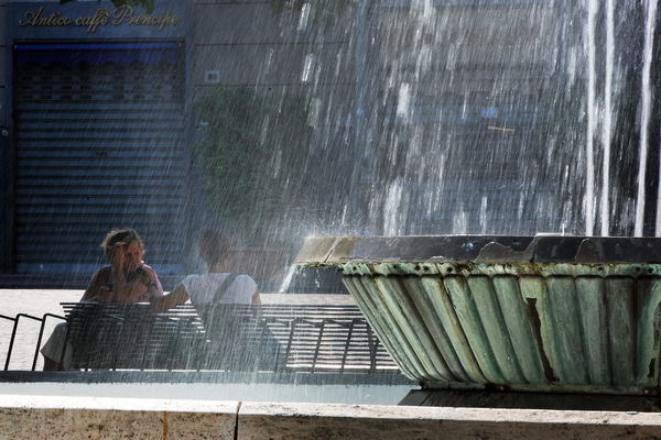 Brescia: si accascia su una panchina per un malore. La portano in questura