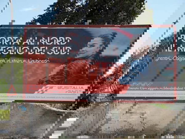 Polemiche sul cartellone delle Ferrovie: «È un invito a emigrare al nord»