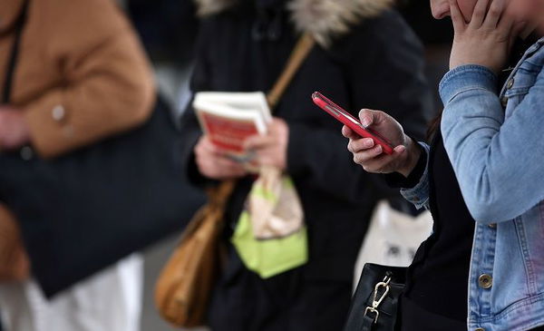 Il Comune vieta le chat Whatsapp tra maestre e genitori: «Fanno confusione»