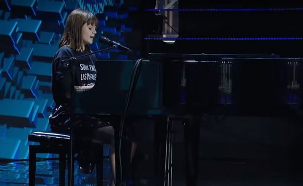 La cherofobia, la paura di essere felici portata sul palco di X Factor | VIDEO