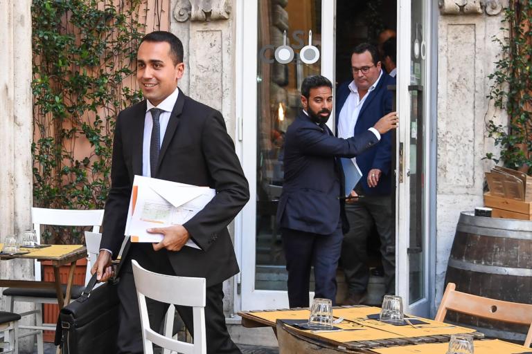 Di Maio: «Il reddito di cittadinanza va speso nei negozi italiani»