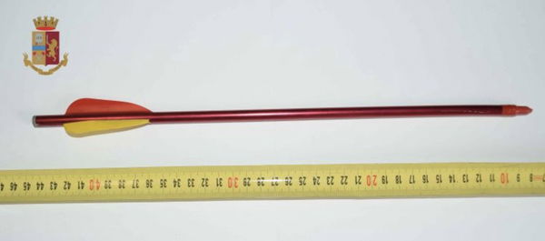 Non vuole pagare l’affitto: il padrone di casa lo ferisce con una freccia