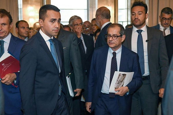 La rabbia di Di Maio contro Tria: «Non vogliono il reddito di cittadinanza, se continua così va a casa»