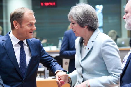 Donald Tusk sfotte, di nuovo, Theresa May su Instagram parlando di dolci article-post