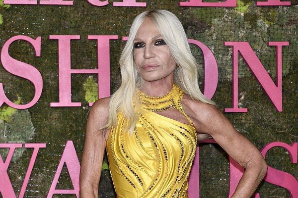 Un pezzo d’Italia che se ne va: il gruppo Versace verso gli Usa. In campo Tiffany e Michael Kors