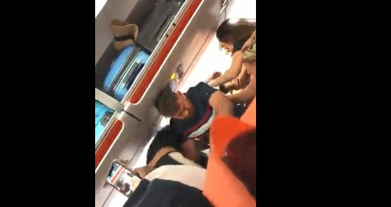 Easyjet: ragazza si spoglia in volo e scoppia la rissa | VIDEO