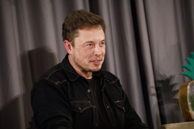 Elon Musk accusato di frode, a rischio la sua leadership di Tesla