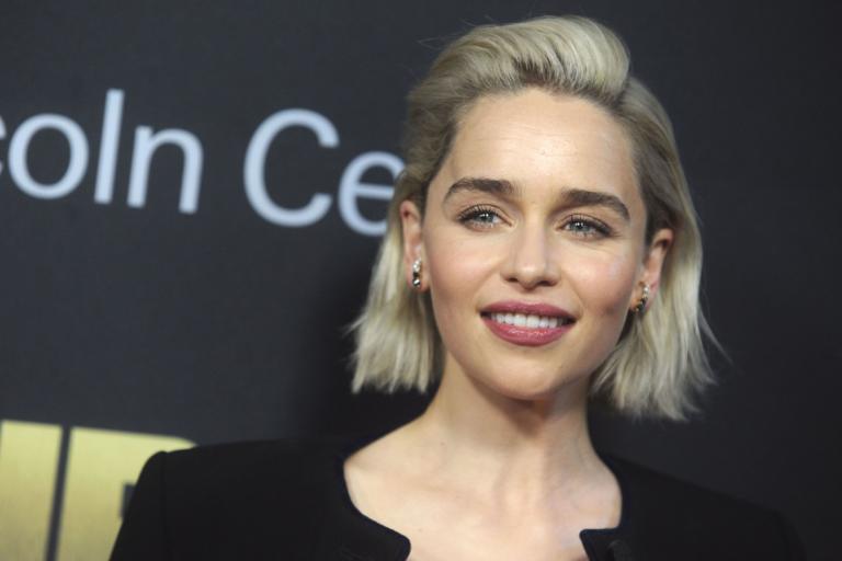 Emilia Clarke celebra Khaleesi con un tatuaggio