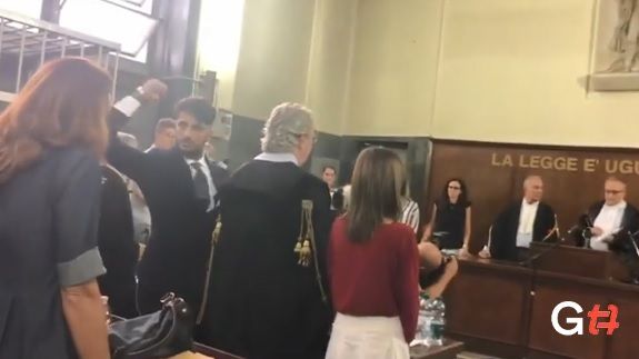 Fabrizio Corona esulta. Pena ridotta da 1 anno a 6 mesi | VIDEO