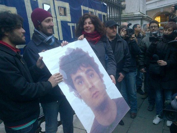 La mamma di Federico Aldrovandi al questore (che parla di taser): «Mio figlio ucciso dalle botte»