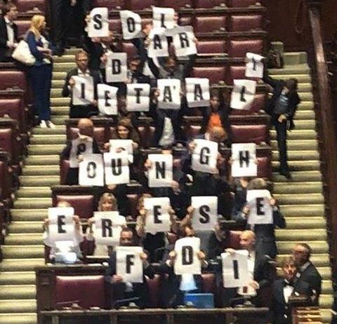 La meravigliosa foto di Fratelli d’Italia sul flash mob per Orban