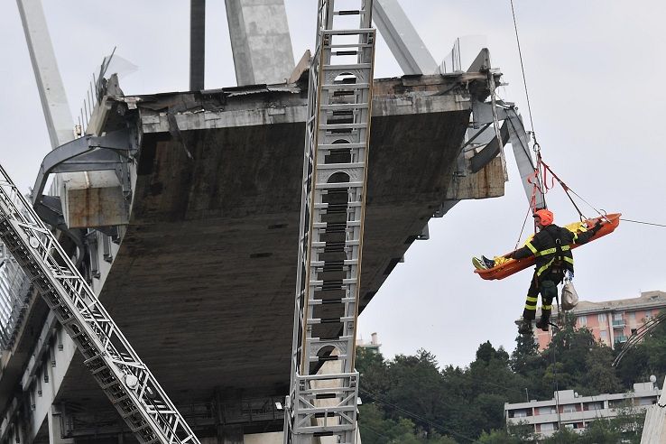 «Le travi non reggono più»: un ingegnere avvisò Autostrade dei rischi del ponte Morandi article-post