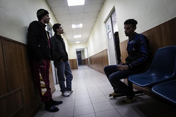 Fiumicino, l’aereo è guasto: gli immigrati da espellere in Tunisia tornano in ‘libertà’