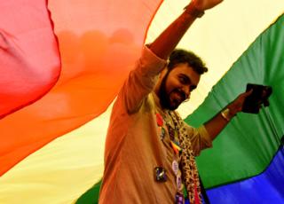 india cancella reato di omosessualità