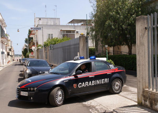Lecce, accoltella la fidanzata a casa del nonno e chiama l’amica di lei