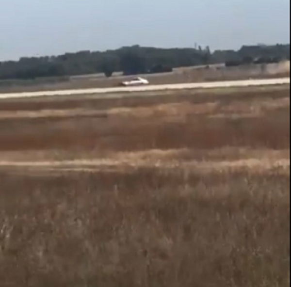 Lione: irrompe sulla pista d’atterraggio in auto. Arrestato | VIDEO
