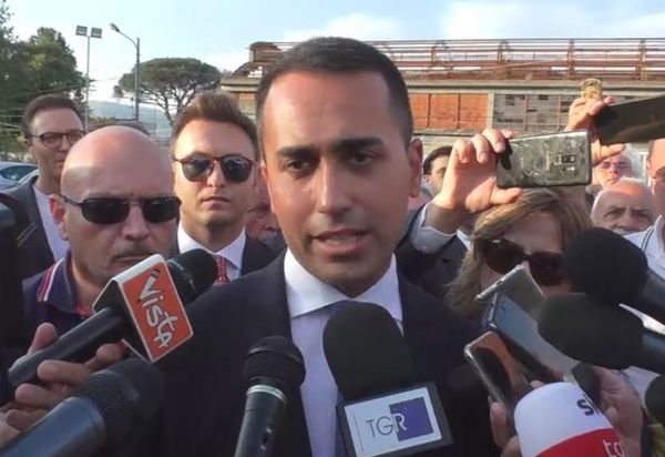 Di Maio: «Gli incontri Salvini-Berlusconi? Sono fatti loro» | VIDEO