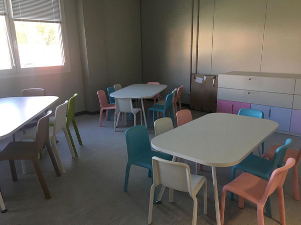 La maestra di Varese che si appartava col compagno all’asilo, maltrattava i bambini e li chiamava ‘terroni’