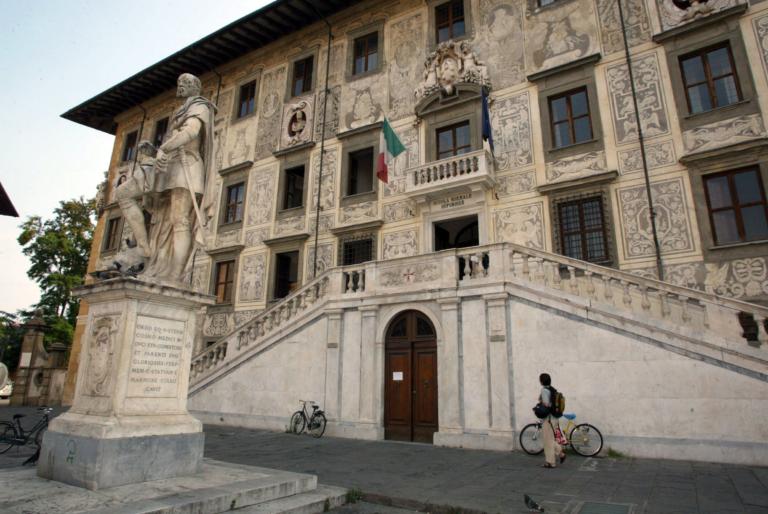 Pisa, maratona di 24 ore per leggere i Promessi Sposi: l’Addio ai monti affidato ai migranti