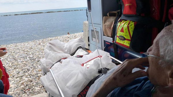 «Fatemi vedere il mare per l’ultima volta», l’ambulanza lo accontenta e si ferma sulla spiaggia