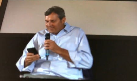 Il momento in cui Calabresi scopre di aver premiato una hater del web article-post