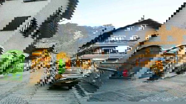 Violenza sessuale di gruppo di Menaggio, il silenzio del paese di uno degli arrestati