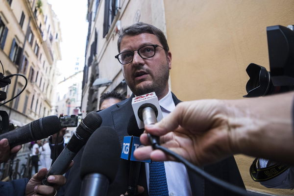 Migliore: «Basta con assistenti ai membri del governo». Ma davanti ha sottosegretario cieco