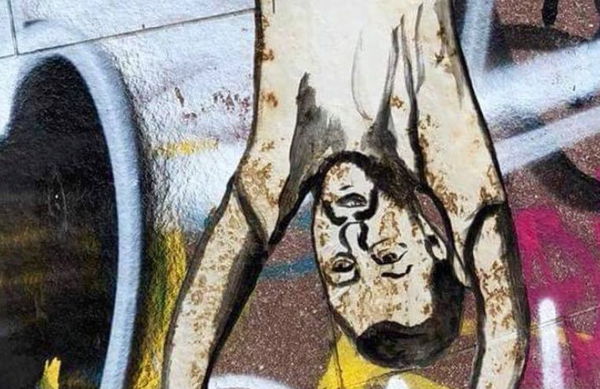 Torino, spunta un murale con Salvini a testa in giù (come Mussolini a piazzale Loreto) | Foto