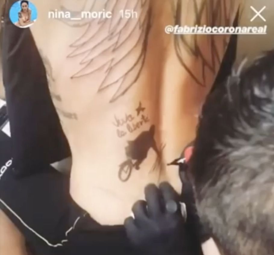 Nuovo tatuaggio per Nina Moric: è Fabrizio Corona che cade dalla bici article-post