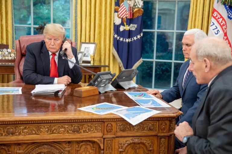 Niente più cellulari alla Casa Bianca: Trump soffre di paranoie di persecuzione