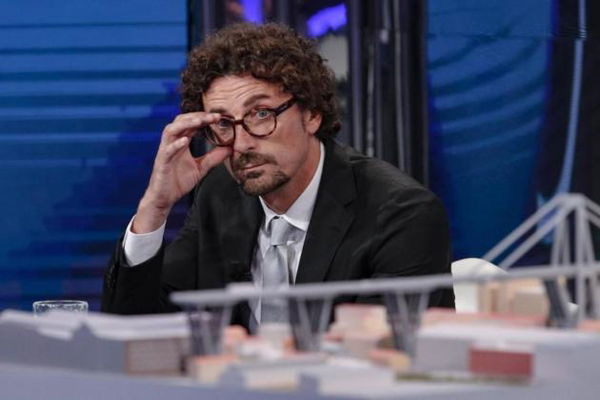 Toninelli chiede scusa per la foto con il plastico del ponte Morandi: «Stupidaggine strumentalizzata»